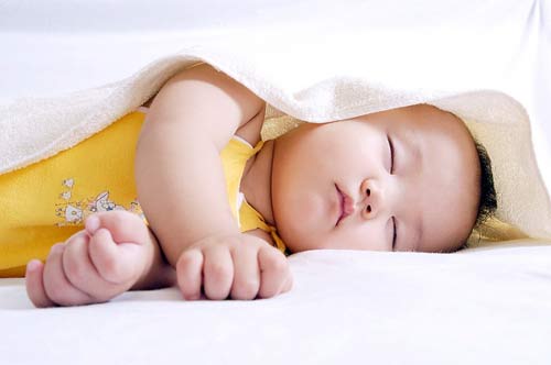 Glenn Doman khuyên nên cho bé nằm cũi ngủ riêng càng sớm càng tốt