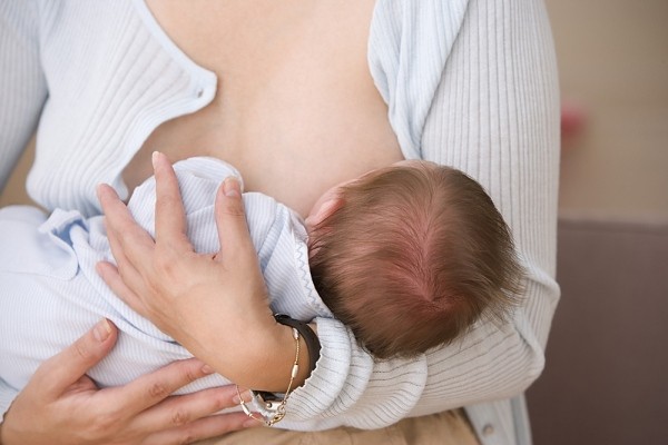 Tìm nguyên nhân và hướng dẫn cách khắc phục khi bé không chịu bú mẹ