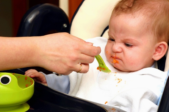 Cha mẹ có nên cho bé ăn dặm trước 6 tháng tuổi?