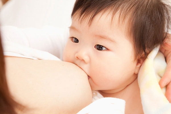 Giải đáp những thắc mắc thường gặp khi cho bé bú sữa mẹ