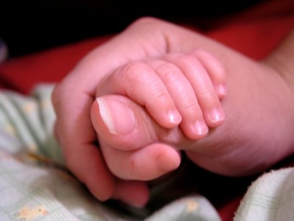 Xem dấu hiệu trên móng tay của bé đoán tình trạng sức khỏe của bé