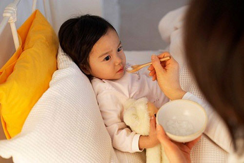 Hướng dẫn các mẹ tìm nguyên nhân và xử trí đúng cách khi bé bị sốt cao liên tục