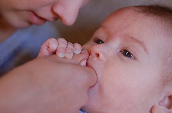 Bé sốt do mọc răng cha mẹ phải làm gì và nên cho bé ăn uống như thế nào?