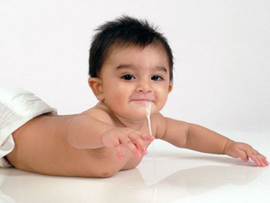 Trẻ hay bị nôn trớ - Nguyên nhân và cách xử trí khi bé sơ sinh bị trớ sữa