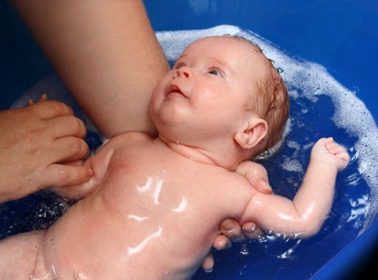 cách tắm và chăm sóc trẻ sơ sinh an toàn mùa đông 1