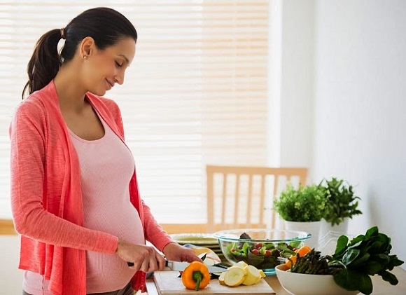 Tư vấn dinh dưỡng bà bầu: Mang thai 3 tháng đầu nên ăn gì và kiêng ăn gì