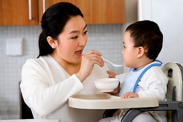 Hướng dẫn các mẹ tập cho bé ăn cơm đúng cách