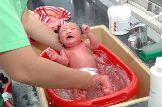 Cách tắm bé sơ sinh chưa rụng rốn đúng cách và khoa học nhất