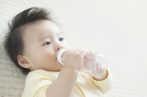 không nên cho trẻ dưới sáu tháng tuổi uống nước